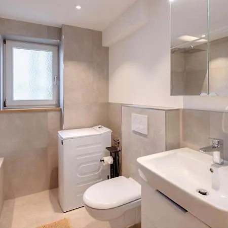 Lakehouse Gretel On Ground Floor Sleeps 2 Comfortably, Maximum 4